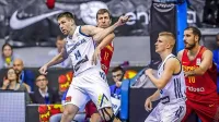 Gašper Vidmar (št. 14) je nazadnje imel veliko dela s španskimi centri. Ob njem je  Luka Rupnik.

