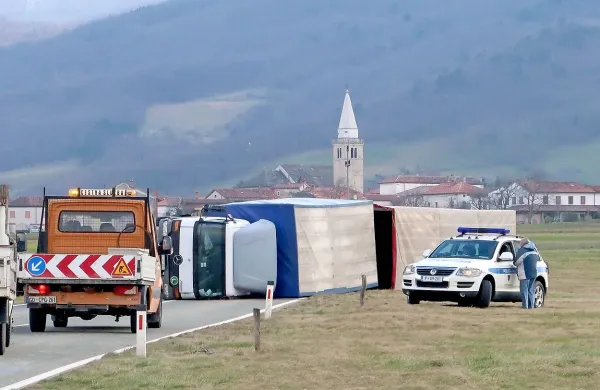Močan sunek burje je tovornjak s prikolico prevrnil in voznik se je 
v kabini znašel na boku. 
