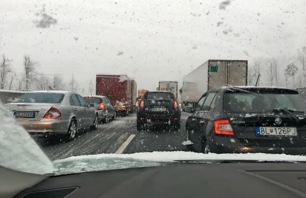 

Do zdrsov tovornih vozil je prišlo na primorski avtocesti med 
priključkom Senožeče in razcepom Nanos ter na razcepu Gabrk iz 
smeri Sežane proti Ljubljani. Fotografija je simbolična.