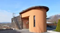 Hiša burji nastavlja svoj najožji del, 
pant, po katerem je dobila  svoje ime.