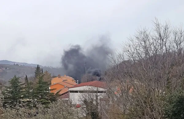Ob dekanski šoli gradijo nov vrtec, med postavljanjem bitumenske hidroizolacije pa se je vnel ogenj.