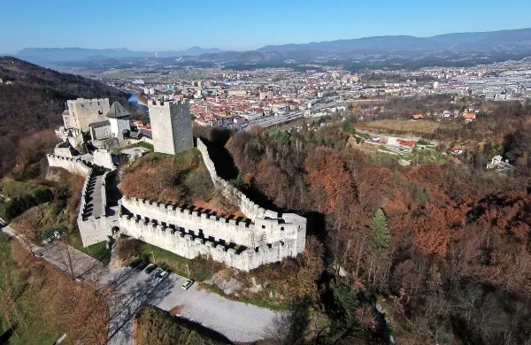 Viseči most med grajskim in Miklavškim hribom v Celju bi bil s 
svojimi 505 metri po doslej znanih podatkih med najdaljšimi 
mostovi tibetanskega stila na svetu.