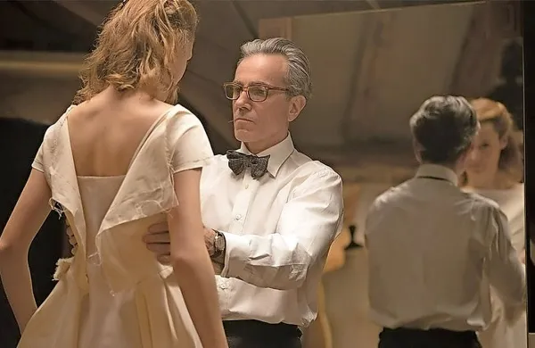 Fantomska nit (Phantom Thread), 

ZDA, 2018.  

  

Režija in scenarij: Paul Thomas Anderson, 

V glavnih vlogah: Daniel Day Lewis, Vicky Krieps, Lesley 
Manville.

 Dolžina: 130 minut.