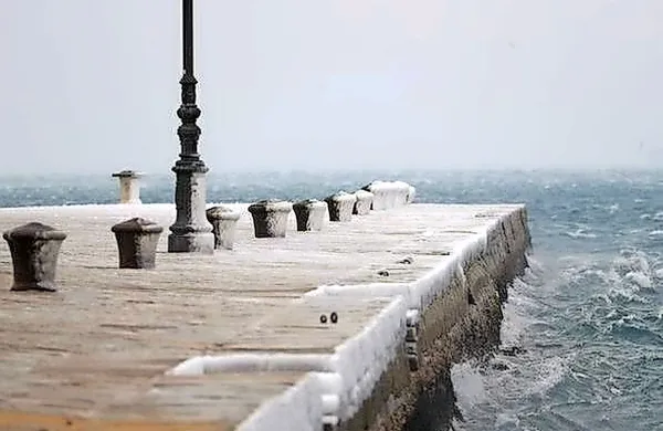 Tržaški pomol Audace, ki ga je pred kratkim fotograf Primorskega 
dnevnika zajel v objektiv, je danes v ledenem oklepu.