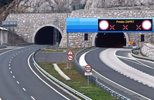 Zaradi burje zaprta primorska avtocesta v predoru Kastelec proti Ljubljani