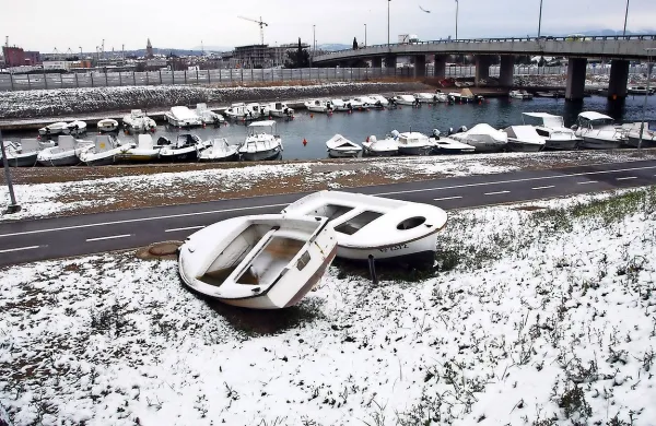   Meteorologi napovedujejo, da bo v četrtek rahlo snežilo tudi ob 
morju. Tako je bilo februarja leta 2013 v Kopru.