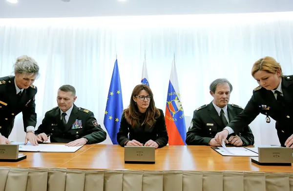 Dosedanji načelnik generalštaba Slovenske vojske (SV), generalmajor Andrej Osterman je danes posle predal svojemu nasledniku, generalmajorju Alanu Gederju.