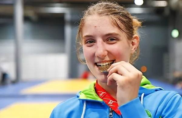 Andreja Leški se je v Düsseldorfu veselila zlate  medalje.