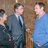 Umetniški vodja gledališča Marko Bratuš (desno) je po premieri 
kramljal z nekdanjim direktorjem SNG Nova Gorica Jožkom 
Čukom (v sredini) in njegovo ženo Jasno.