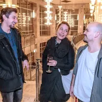 Igralec Žiga Udir (levo) se je po krstni uprizoritvi Realistov družil z 
igralko Ano Urbanc, tudi Borštnikovo nagrajenko, in avtorjem 
Juretom Karasom.  