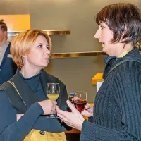 Predstavo sta si ogledali tudi igralka Vesna Pernarčič (levo) in 
scenografinja Ana Rahela Klopčič.