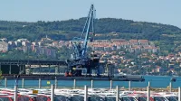 Luka Koper je pred 11 leti, ko še ni bilo DPN,  že skladiščila 
avtomobile na parceli na zametku tretjega pomola, a je takrat 
gradbeni inšpektor ugotovil, da je nasutje črna gradnja.  