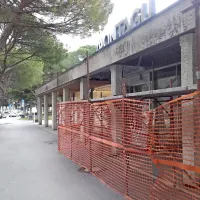 Podjetje Edisontrade prenavlja sprednjo stran zgradbe. 