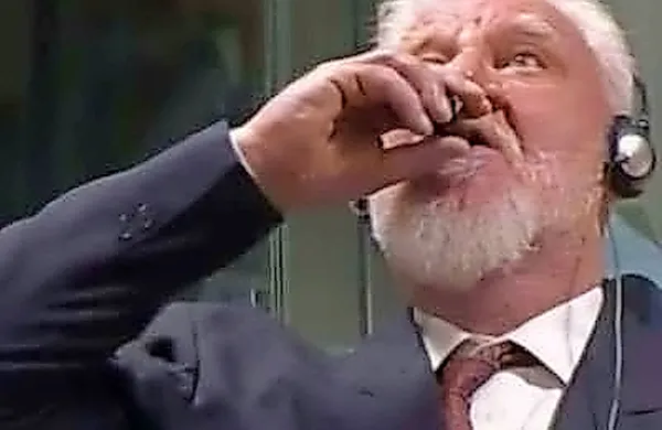 Slobodan Praljak je na sodišču zaužil strup. Nekaj ur kasneje je v 
bolnišnici  umrl zaradi odpovedi srca.