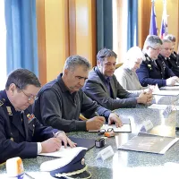 Včeraj so v mestni hiši poveljniki in proizvajalci podpisali pogodbe 
o nakupu dveh novih gasilskih vozil.