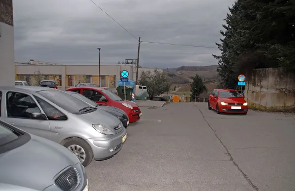 V Brdih se prav ne bi radi sprijaznili s tem, da ne bi mogli  parkirati 
pred vrati javnih ustanov.   