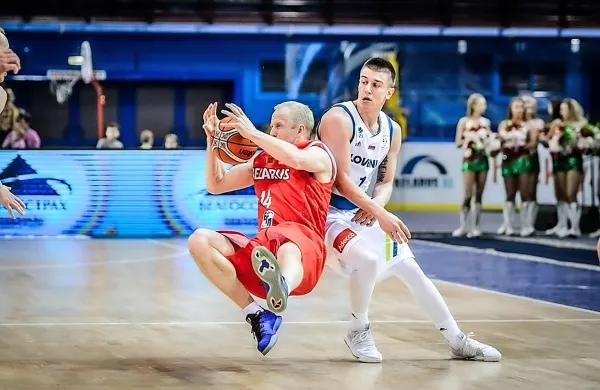 Matic Rebec (desno), ki mu je šlo bolje v napadu kot v obrambi,  v 
dvoboju z Belorusom   Aleksandrom Kudrjajcevim.