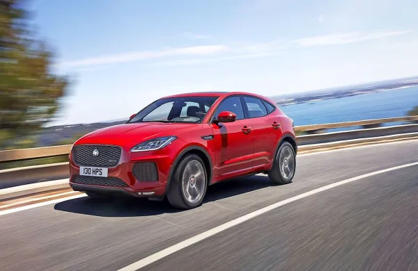 E-pace je malce bolj dinamičen od večjega f-pacea.


