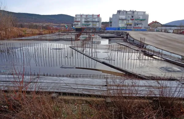 Betonski plato z zarjavelo armaturo v središču Kozine čaka na 
gradnjo še 130 stanovanj.  