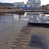 Betonski plato z zarjavelo armaturo v središču Kozine čaka na 
gradnjo še 130 stanovanj.  