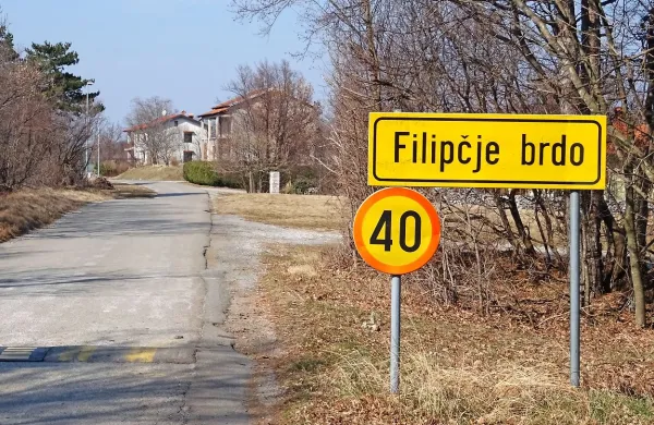 Filipčje Brdo želi lastno krajevno skupnost. Morda bodo tako lažje 
dosegli tudi zamenjavo table;   brdo v imenu kraja se pravilno piše 
z veliko začetnico. 