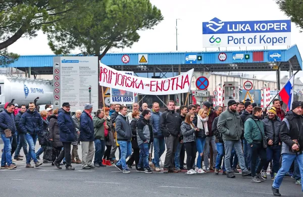 Nov socialni sporazum sta sindikat žerjavistov in uprava Luke Koper  
podpisala, potem ko so januarja v podjetju več dni vladale krizne 
razmere zaradi spora uprave s sindikatom, civilna fronta Vstala 
Primorska - Vstani Slovenija pa je pred podjetjem pripravila množičen 
protest.  

