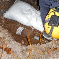 Pet večjih  topovskih granat so uničili v kavernah. 