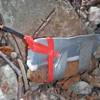 Manjša ubojna sredstva so uničili zunaj, kjer so jih obložili s 
peskom, kamenjem ...