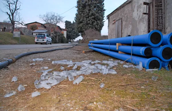 Voda je zmrznila v ceveh na gradbišču. 