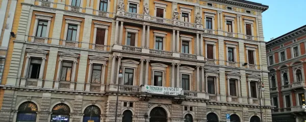 Palača Kalister   v Trstu, ki jo je zgradil Franc Kalister, eden najbogatejših Slovencev v času Avstro-Ogrske,  je na prodaj. 
Palača pomeni enega od pomnikov slovenstva v Trstu, nekateri ocenjujejo, da bi jo zato morala odkupiti naša država.      

