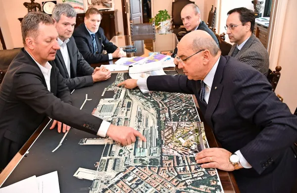 Na to temo so se včeraj v Trstu sestali župan Občine Trst Roberto 
Dipiazza, župan Mestne občine Koper Boris Popovič in predsednik 
uprave Petrola Tomaž Berločnik.