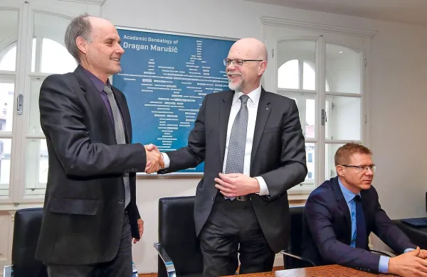 Rektor Univerze na Primorskem Dragan Marušič (levo) in predsednik uprave Luke Koper Dimitrij Zadel sta si segla v roke po 
podpisu pogodbe, s katero je univerza od Luke Koper pridobila 
stavbo v Prisojah in s tem 160 novih ležišč za študente.