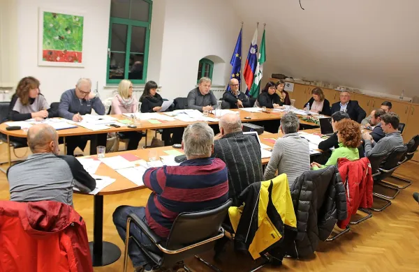  Cerkljanskim svetniki se lahko šalijo, saj njihovih besed občani ne 
slišijo in ne nadzirajo. 

