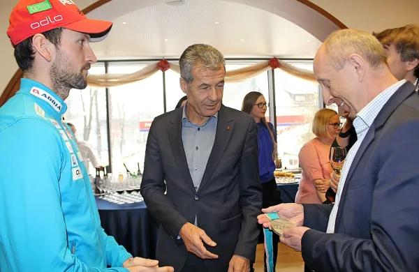 

Težko srebrno medaljo s težo tudi za Kolektor drži njegov 
predsednik Radovan Bolko, ob njem Stojan Petrič in Jakov Fak.