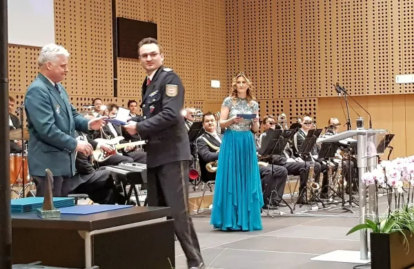 Zlata znaka sta šla včeraj v roke poveljnika novogoriških poklicnih gasilcev Simona Vendramina ...