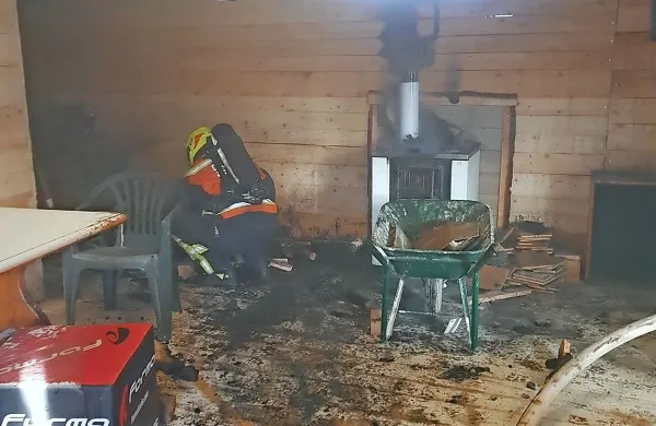 Zagorelo pri dimniku v baraki