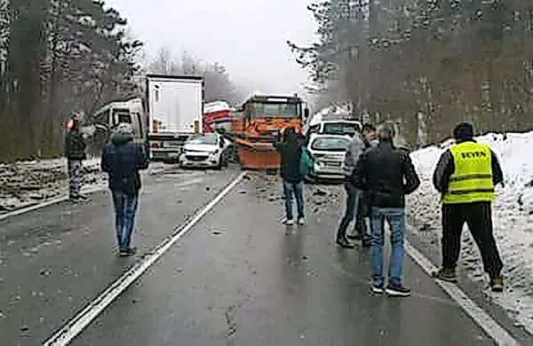 Zaradi nesreče več ur zaprt mejni prehod Starod