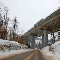 Ledena kepa je z viadukta padla na mini bus