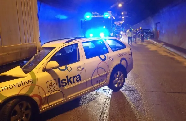 Vogal prikolice se je v škodo zaril le kakih deset centimetrov.