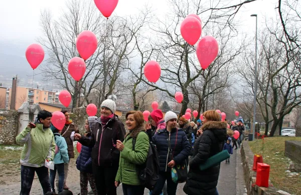 Z rdečimi baloni ozave&scaron;čali o drugačnosti in sprejemanju