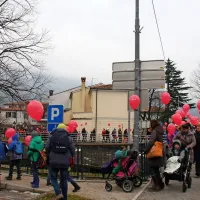 Z rdečimi baloni ozave&scaron;čali o drugačnosti in sprejemanju