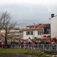 Z rdečimi baloni ozave&scaron;čali o drugačnosti in sprejemanju