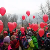 Z rdečimi baloni ozave&scaron;čali o drugačnosti in sprejemanju