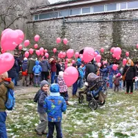Z rdečimi baloni ozave&scaron;čali o drugačnosti in sprejemanju