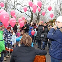 Z rdečimi baloni ozave&scaron;čali o drugačnosti in sprejemanju