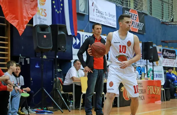 Dejan Milašinović (v ozadju trener Igor Thaler)  je najboljši strelec 
sežanske Mesarije Prunk.