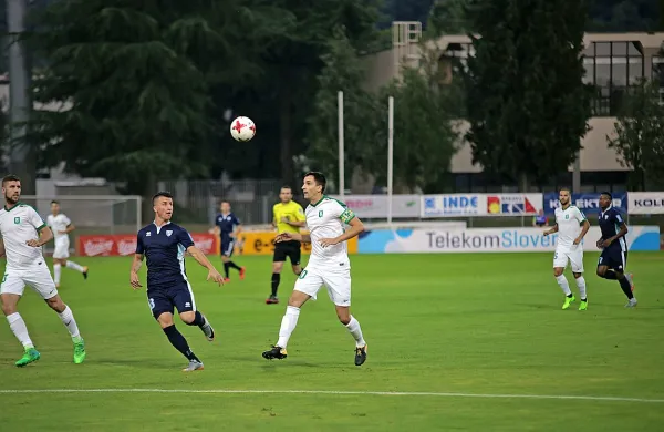 Nogometaši Olimpije (v belih dresih) so proti Gorici dobili oba 
jesenska dvoboja. V športnem  parku je bilo 2:0. 