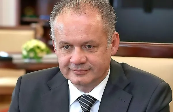  Slovaški predsednik Andrej Kiska je po umoru novinarja Jana 
Kuciaka in njegovega dekleta pozval k spremembam v vladi ali 
predčasnim volitvam. 