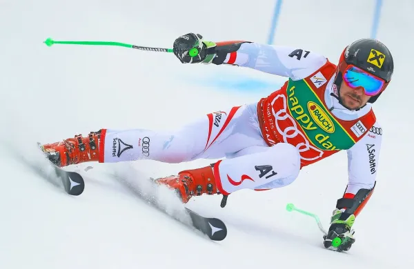 Avstrijec Marcel Hirscher po sobotni velesalmoski zmagi v Kranjski 
Gori lovi še nedeljsko veleslalomsko.