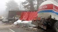 Cisterna je zapeljala s ceste, tovor s tovornjaka pa se je razsul po 
cesti.